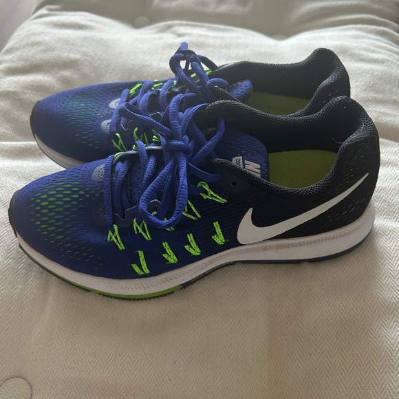 Nike Blue and Green Sneakers with Breathable Mesh - Picture 2 of 8